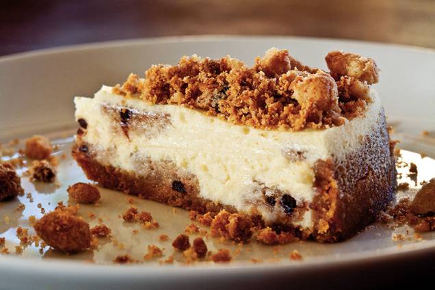 P.J. Clarke’s oferece até três versões especiais de cheesecake, como esta coberta por cookies e crumble P.J. Clarke’s oferece até três versões especiais de cheesecake, como esta coberta por cookies e crumble
