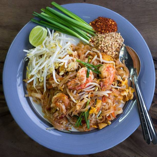 Pad thai: macarrão de arroz, camarão e especiarias Pad thai: macarrão de arroz, camarão e especiarias
