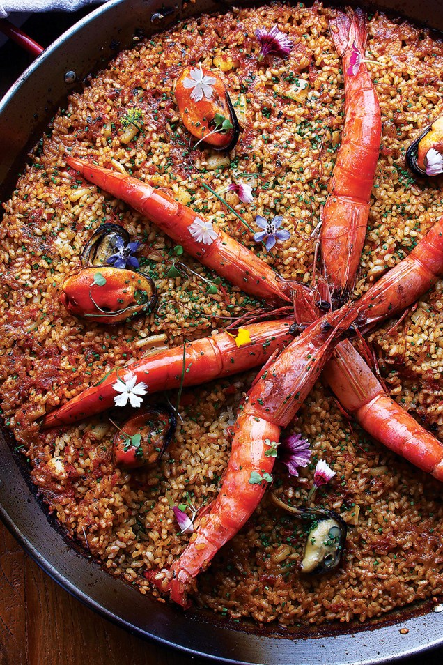 Paella de camarão, lula, mexilhão e vieira. Paella de camarão, lula, mexilhão e vieira.