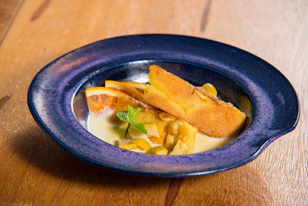 O pain perdu leva creme inglês caju confit no Jack Daniels O pain perdu leva creme inglês caju confit no Jack Daniels