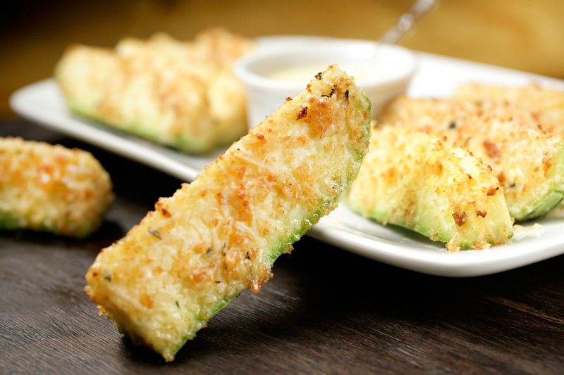 Palitos de abobrinha assados em crosta de parmesão ao molho de limão