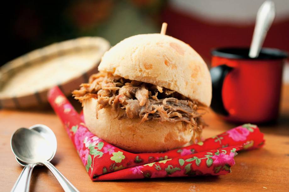 Pão de queijo com pernil: carne desfiada e molhadinha Pão de queijo com pernil: carne desfiada e molhadinha