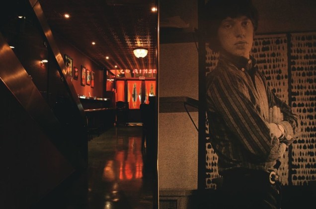 Sob o olhar de Mick Jagger, em foto numa das paredes: ambiente retrô com jeito de pub Sob o olhar de Mick Jagger, em foto numa das paredes: ambiente retrô com jeito de pub