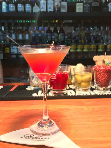 Manhattan: uísque, angostura, vermute e cereja Manhattan: uísque, angostura, vermute e cereja