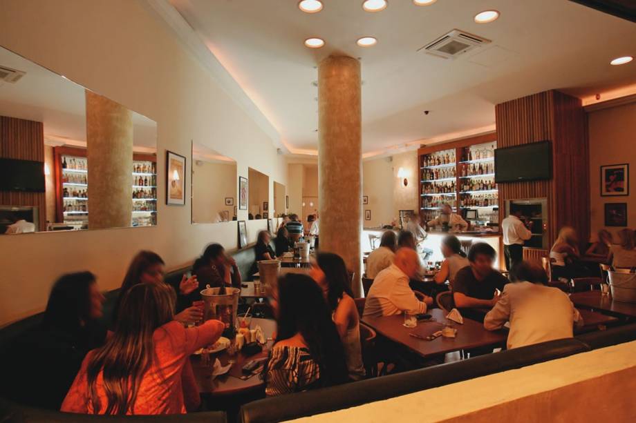 Boa opção para uma happy hour no centro: o charmoso salão de estilo anos 50 do Paribar Boa opção para uma happy hour no centro: o charmoso salão de estilo anos 50 do Paribar