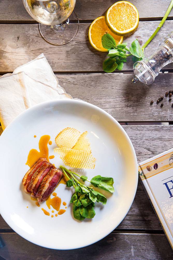 Parigi Bistrot: Peito de pato com a gordura bem dourada &eacute; servido com agri&atilde;o e batata frita furadinha