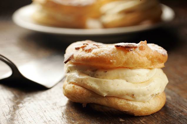 Paris-brest: uma rosquinha recheada de creme de confeiteiro com praliné de amêndoa e avelã Paris-brest: uma rosquinha recheada de creme de confeiteiro com praliné de amêndoa e avelã