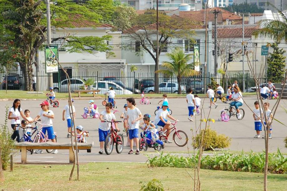 Parque das Bicicletas: visitante pode andar pelos caminhos arborizados com palmeiras, ipês e pitangueiras Parque das Bicicletas: visitante pode andar pelos caminhos arborizados com palmeiras, ipês e pitangueiras