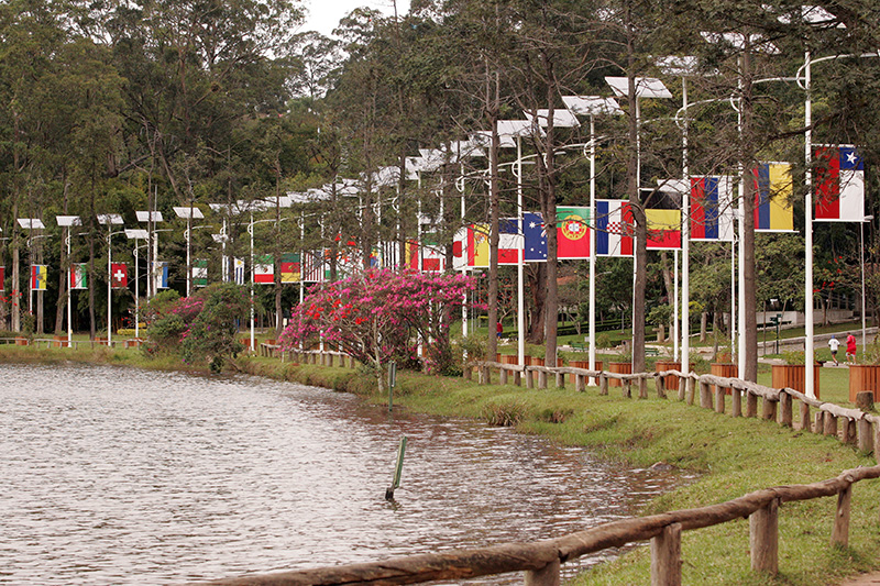 À noite, a área fica iluminada por 440 pontos de energia, inaugurados no início do ano, após reforma À noite, a área fica iluminada por 440 pontos de energia, inaugurados no início do ano, após reforma