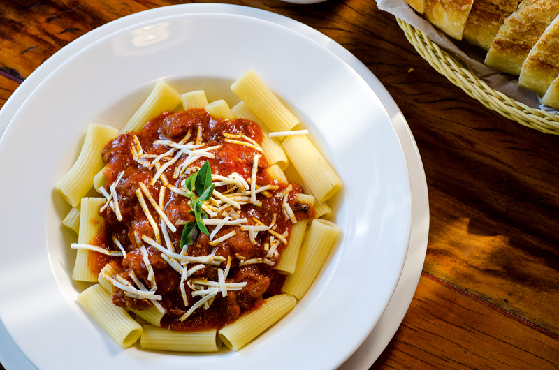 Rigatoni ao molho de linguiça e cogumelo seco com ricota defumada