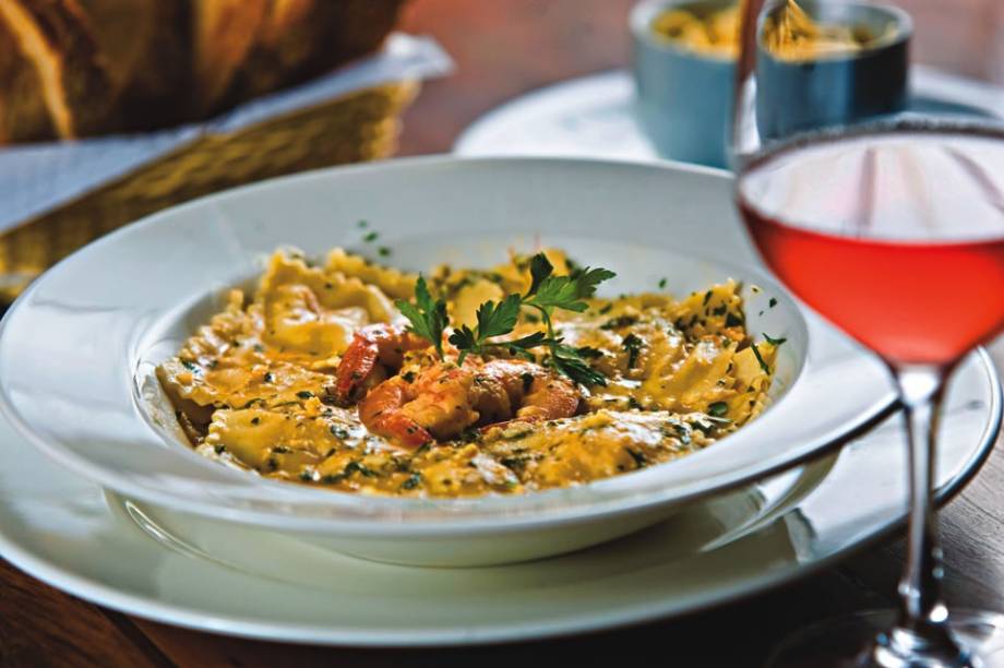 Rigatoni: valorizado por molho de linguiça e cogumelo seco, salpicado de ricota defumada Rigatoni: valorizado por molho de linguiça e cogumelo seco, salpicado de ricota defumada