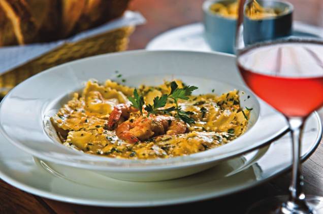 Rigatoni: valorizado por molho de linguiça e cogumelo seco, salpicado de ricota defumada Rigatoni: valorizado por molho de linguiça e cogumelo seco, salpicado de ricota defumada