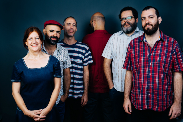 Passo Torto, Ná Ozzetti e o saxofonista Thiago França (de costas): piada interna Passo Torto, Ná Ozzetti e o saxofonista Thiago França (de costas): piada interna