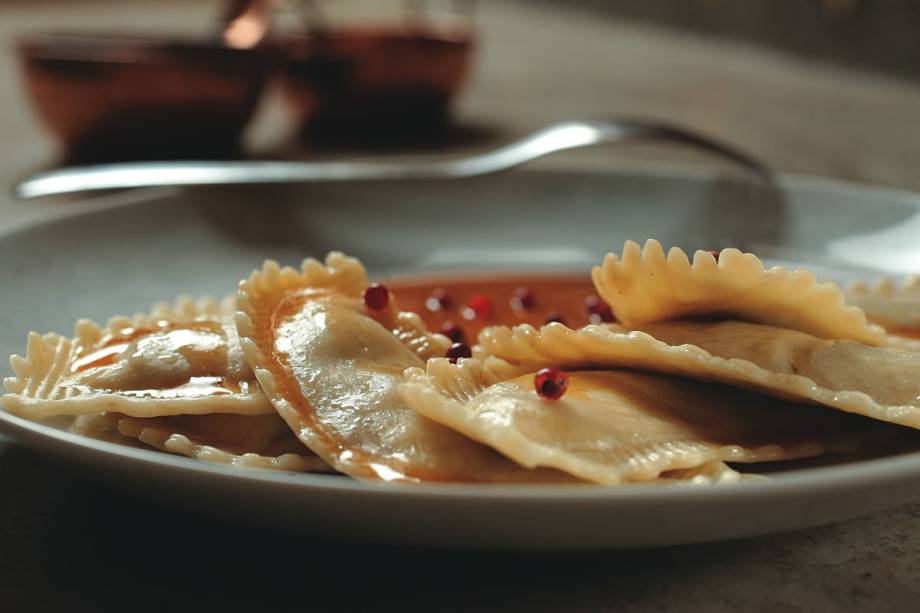 Meia-lua recheada de pato ao molho de laranja Meia-lua recheada de pato ao molho de laranja