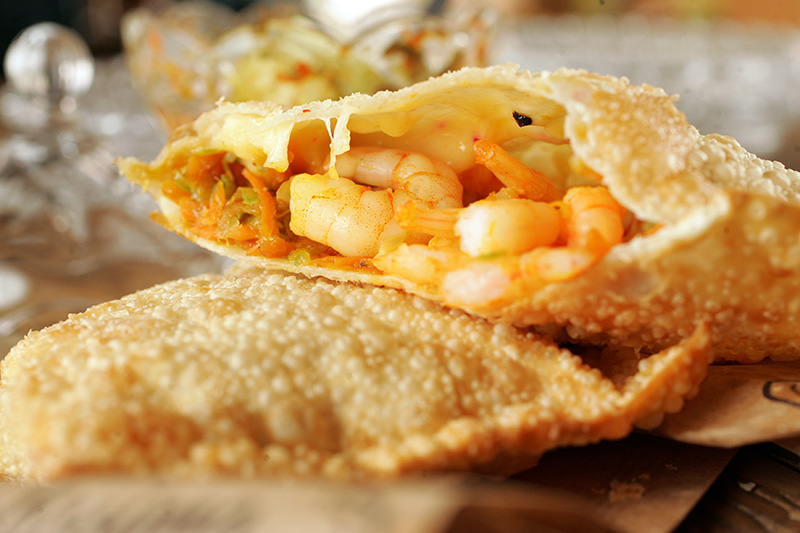 Pastel de camarão salteado com abobrinha, alho-poró, cenoura e queijo gruyère