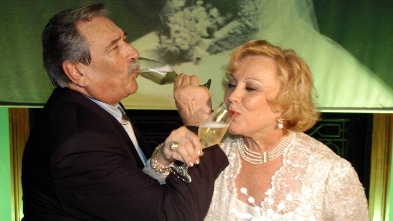 paulo-goulart-brindando-com-nicette-bruno-na-festa-de-50-anos-de-casamento-do-casal-no-clube-sao-paulo.jpeg
