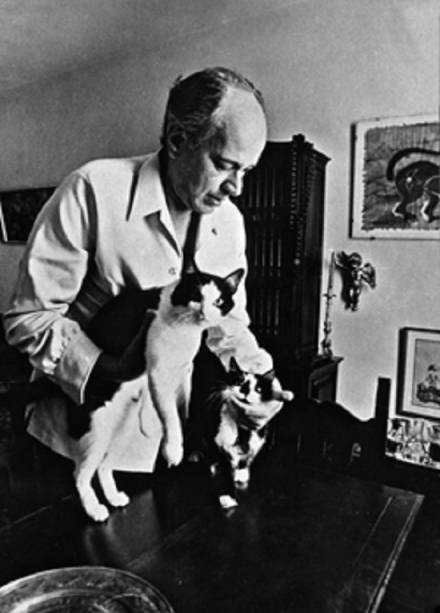 Paulo Emílio e o gato Pumgatti em sua mão direita Paulo Emílio e o gato Pumgatti em sua mão direita