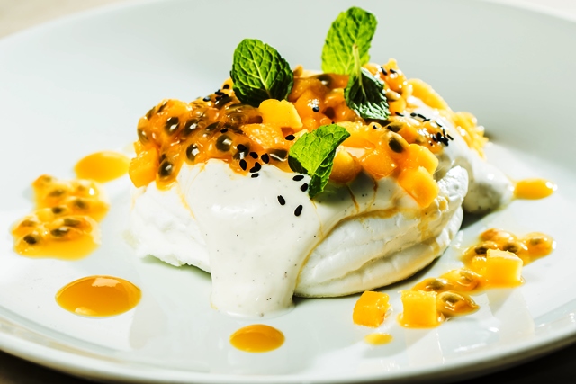 Esther Rooftop: pavlova com manga e maracujá Esther Rooftop: pavlova com manga e maracujá