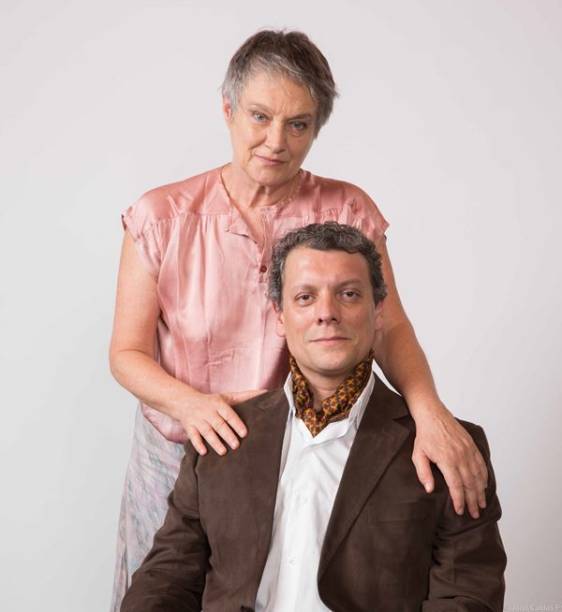 A direção é de Iacov Hillel A direção é de Iacov Hillel