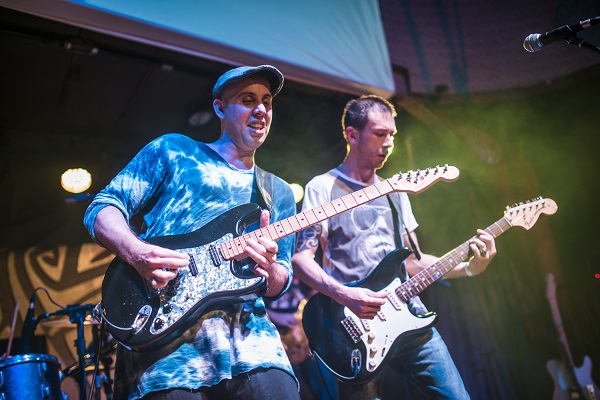 Os guitarristas Pedro Baby e Beto Lee Os guitarristas Pedro Baby e Beto Lee