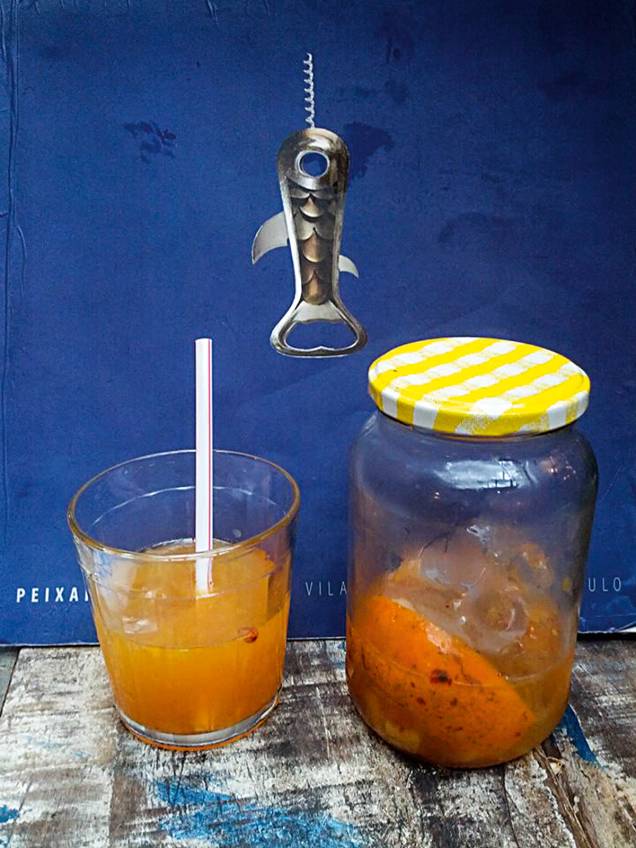 Caipirinha descolada: em potes de palmito reaproveitados, são servidas misturas como a de tangerina, pimenta-rosa e gengibre, para ser despejadas no copo Caipirinha descolada: em potes de palmito reaproveitados, são servidas misturas como a de tangerina, pimenta-rosa e gengibre, para ser despejadas no copo