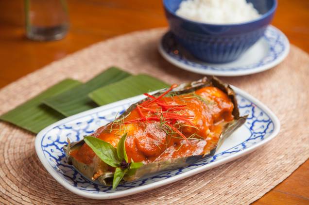 Peixe ao curry vermelho na folha de bananeira e arroz de jasmim Peixe ao curry vermelho na folha de bananeira e arroz de jasmim