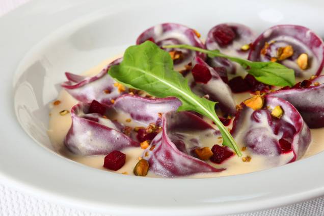 Agnellotti de massa colorida por beterraba e recheada de queijo de cabra com pera e molho cremoso Agnellotti de massa colorida por beterraba e recheada de queijo de cabra com pera e molho cremoso