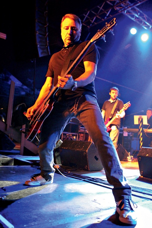 O artista inglês: ele toca dois discos do New Order na íntegra O artista inglês: ele toca dois discos do New Order na íntegra