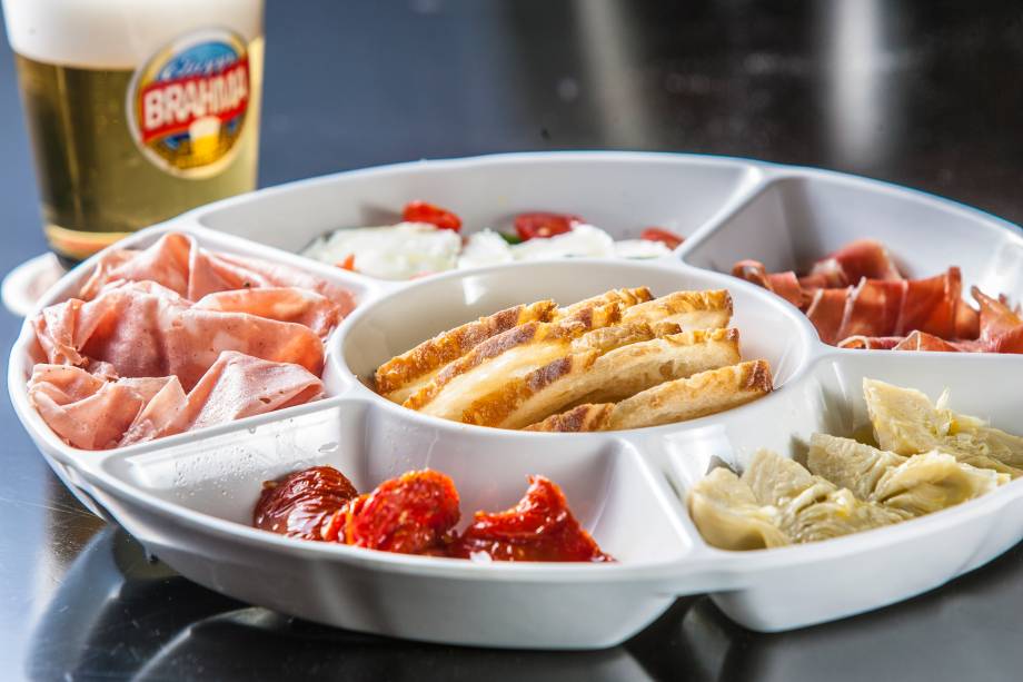 Petisco da Bota (presunto parma, alcachofra, tomate seco, mussarela de búfala, mortadela e pão italiano) Petisco da Bota (presunto parma, alcachofra, tomate seco, mussarela de búfala, mortadela e pão italiano)