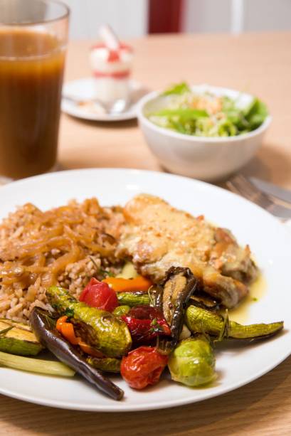 Prato do dia: entre as possibilidades, está o frango ao curry acompanhado de arroz com lentilha e minilegumes