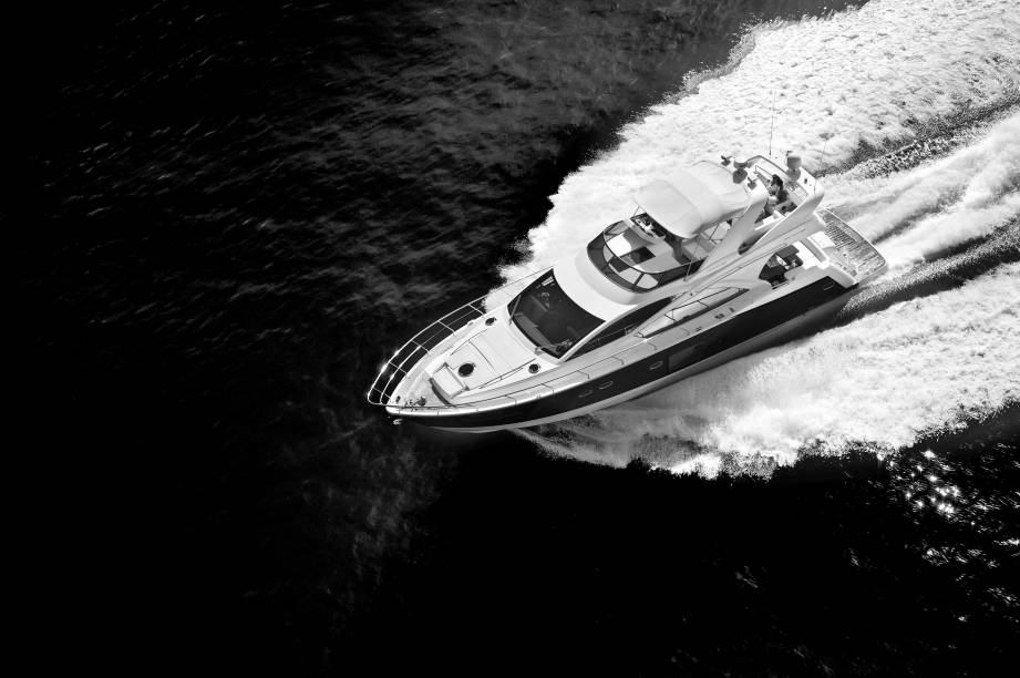 Phantom 620: abriga um salão principal em dois níveis, ampla sala de estar e cozinha gourmet totalmente equipada. Preço: 5,4 milhões de reais Phantom 620: abriga um salão principal em dois níveis, ampla sala de estar e cozinha gourmet totalmente equipada. Preço: 5,4 milhões de reais