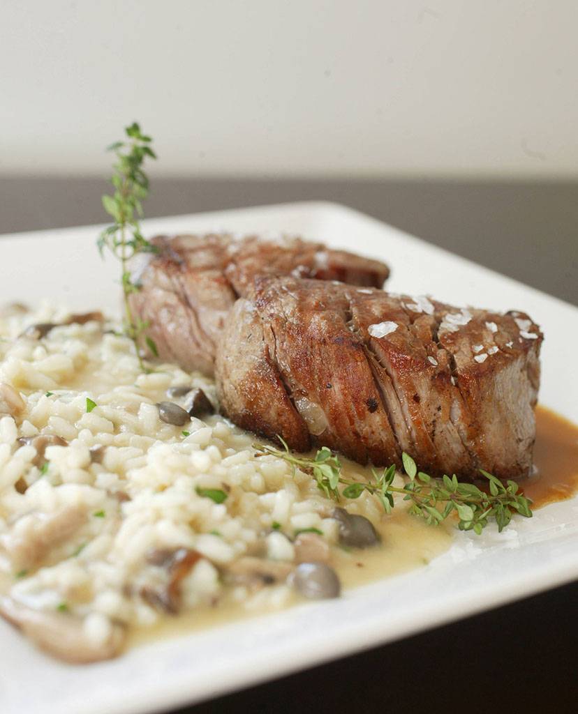 Filé mignon grelhado com risoto de cogumelo ao aroma de trufa Filé mignon grelhado com risoto de cogumelo ao aroma de trufa