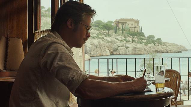 À Beira Mar: Brad Pitt vive Roland, um escritor que passa por uma crise em seu casamento À Beira Mar: Brad Pitt vive Roland, um escritor que passa por uma crise em seu casamento