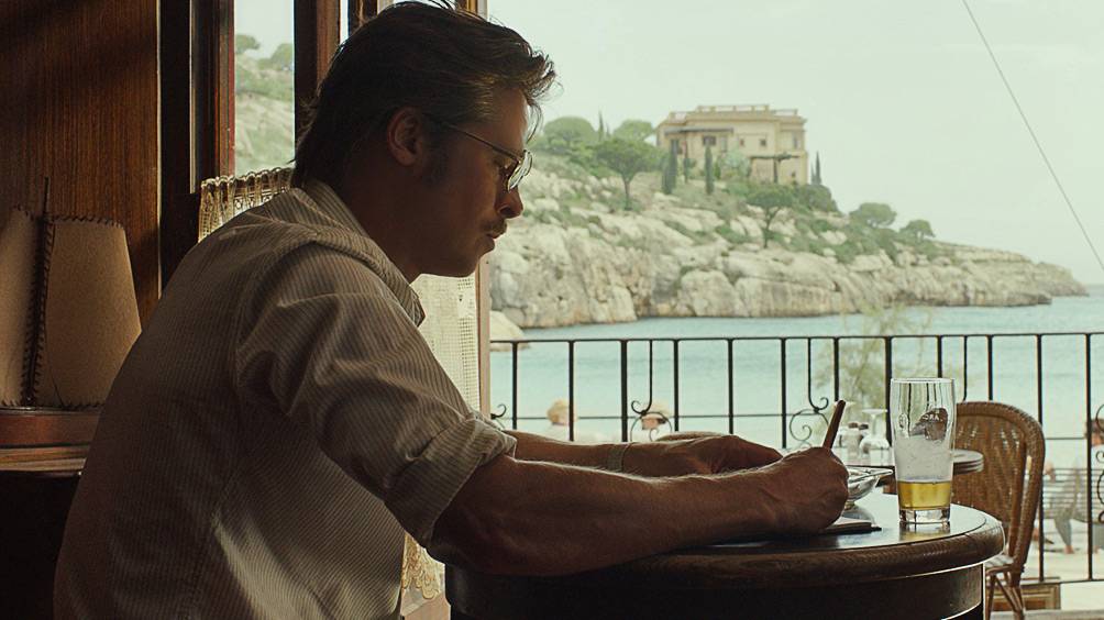 À Beira Mar: Brad Pitt vive Roland, um escritor que passa por uma crise em seu casamento À Beira Mar: Brad Pitt vive Roland, um escritor que passa por uma crise em seu casamento
