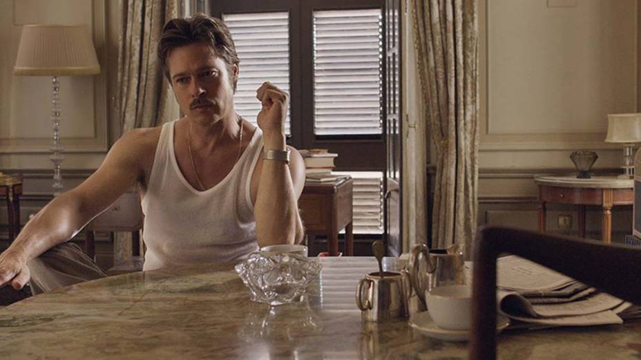 À Beira Mar: Brad Pitt vive Roland, um escritor que passa por uma crise em seu casamento À Beira Mar: Brad Pitt vive Roland, um escritor que passa por uma crise em seu casamento