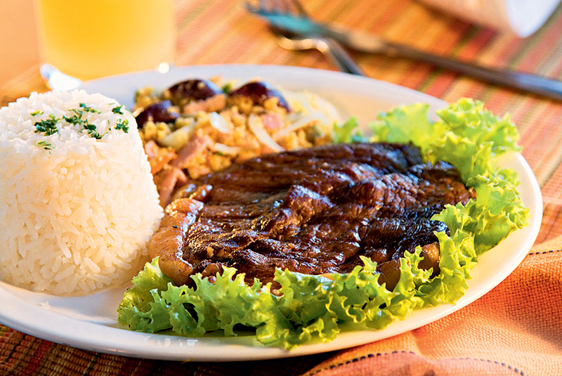 Picanha com arroz e farofa