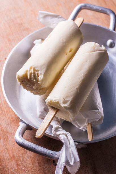 Para a sobremesa, há um picolé redondinho de limão com bolacha de coco Para a sobremesa, há um picolé redondinho de limão com bolacha de coco