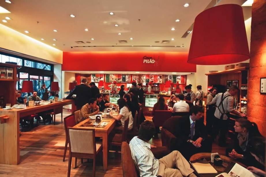 O confortável salão: poltronas, mesas e balcão à disposição dos clientes O confortável salão: poltronas, mesas e balcão à disposição dos clientes