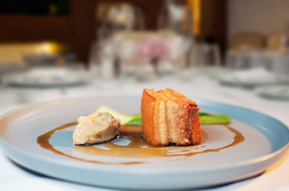 Costela suína: com acelga chinesa e chutney de banana Costela suína: com acelga chinesa e chutney de banana