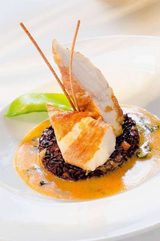 Peixe tamboril: envolto em presunto cru com emulsão de sálvia e arroz negro Peixe tamboril: envolto em presunto cru com emulsão de sálvia e arroz negro