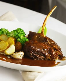 Ravióli de queijo fontina, parmesão e trufa negra fresca: parte do menu completo, harmonizado com vinhos. Ravióli de queijo fontina, parmesão e trufa negra fresca: parte do menu completo, harmonizado com vinhos.