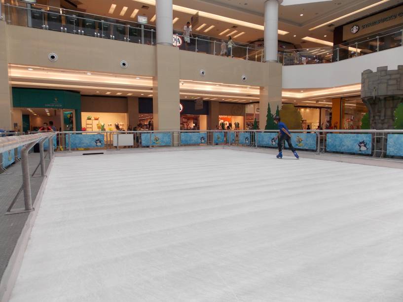 Pista de patinação atrai visitantes ao Shopping Metrô Tatuapé Pista de patinação atrai visitantes ao Shopping Metrô Tatuapé
