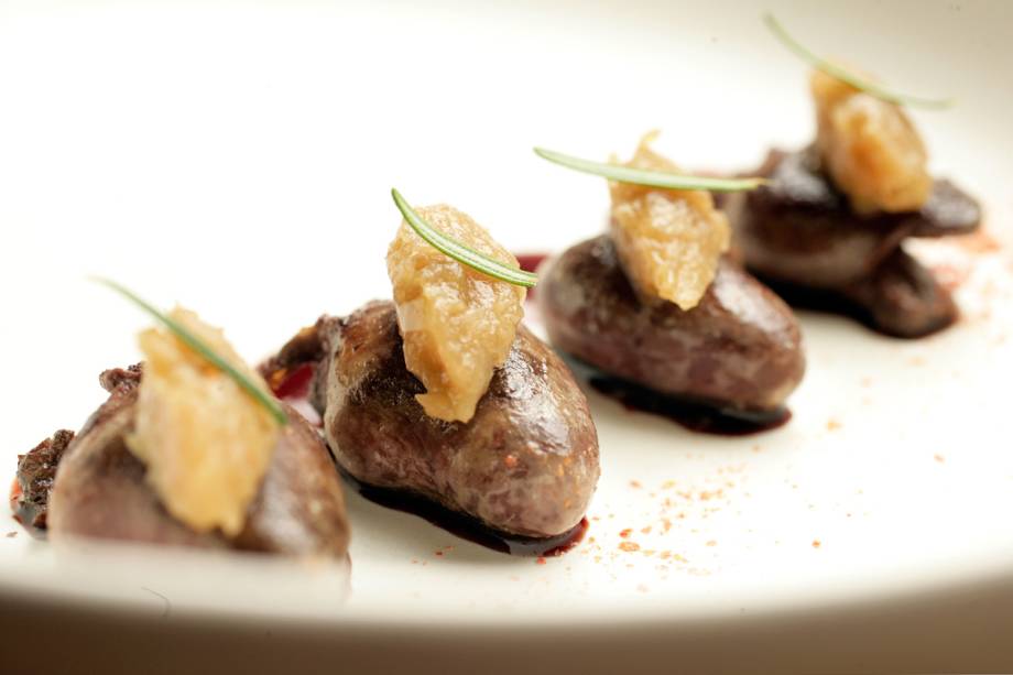 Coração de pato coberto por um toque de cebola caramelada ao molho de vinho marsala Coração de pato coberto por um toque de cebola caramelada ao molho de vinho marsala