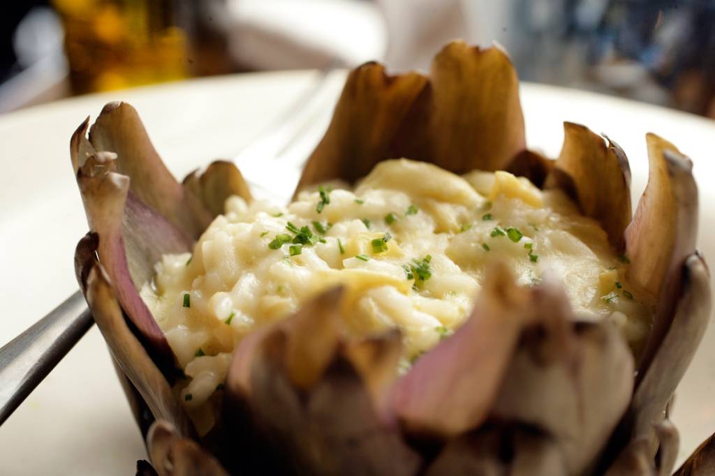 Risoto de alcachofra, servido dentro da flor Risoto de alcachofra, servido dentro da flor