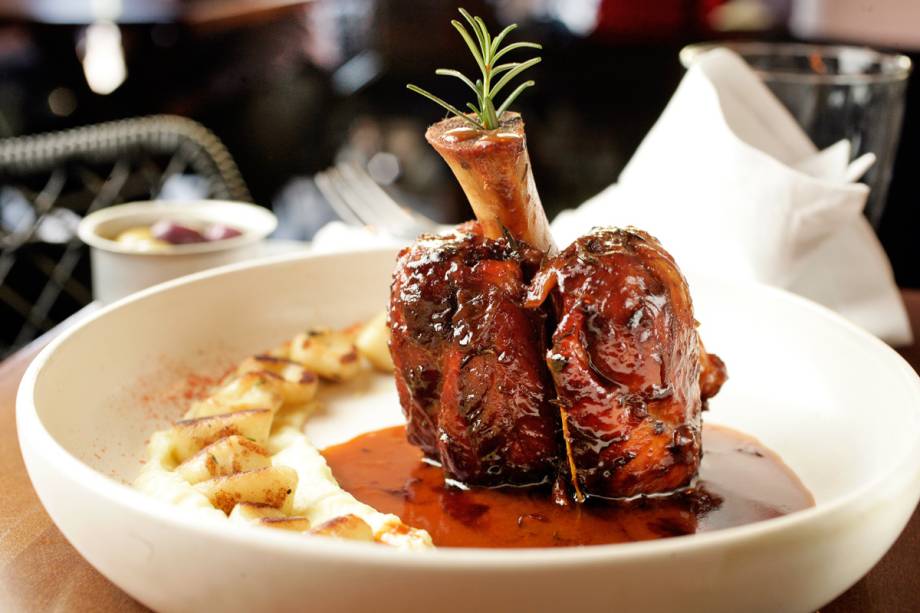 Stinco de leitão com nhoques dourados no azeite Stinco de leitão com nhoques dourados no azeite