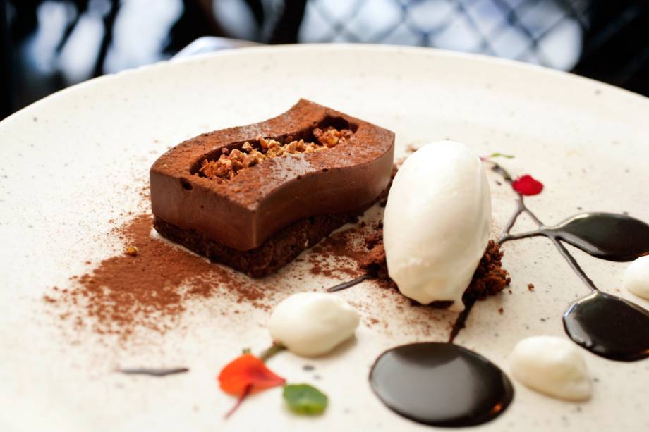Bolinho de chocolate amargo com amêndoa, coco e amaretto Bolinho de chocolate amargo com amêndoa, coco e amaretto