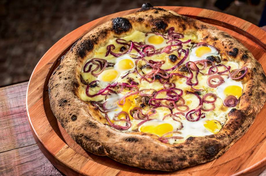 Poverello: sem molho de tomate, leva mussarela de búfala, cebola levemente caramelada, aliche e ovos de codorna Poverello: sem molho de tomate, leva mussarela de búfala, cebola levemente caramelada, aliche e ovos de codorna