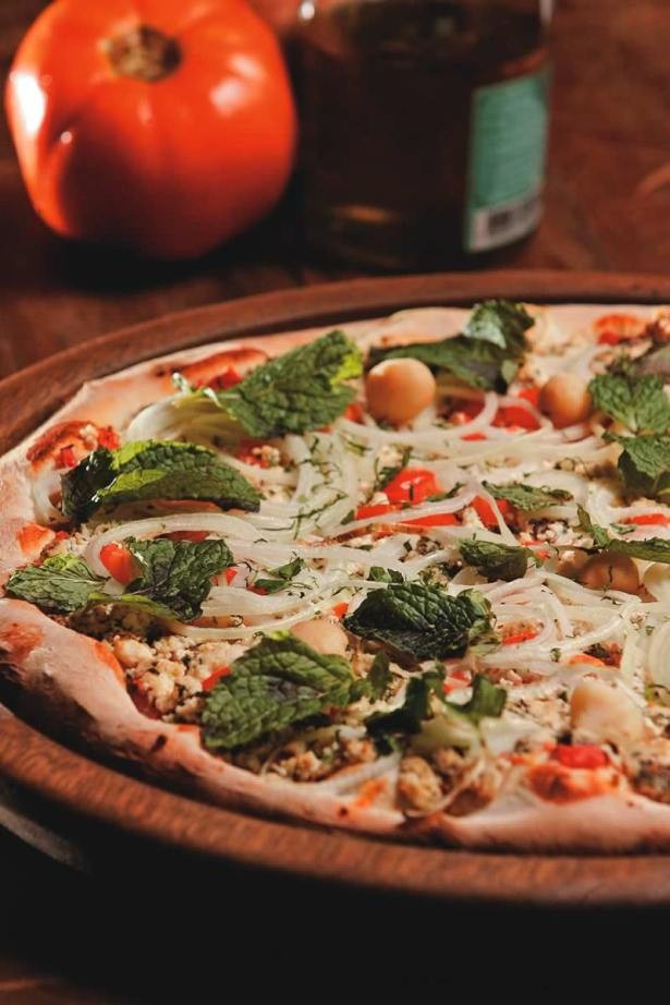 Pizza & Pizzas: a libanesa leva queijo chancliche, cebola, macadâmia e hortelã Pizza & Pizzas: a libanesa leva queijo chancliche, cebola, macadâmia e hortelã