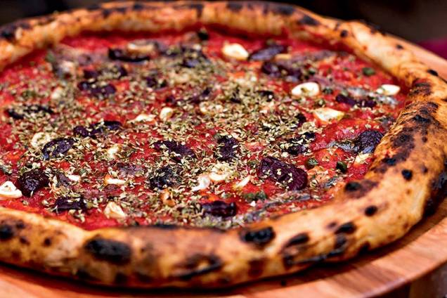 Cobertura à putanesca: tomate, alho, azeitona preta, orégano, alcaparra e aliche italiano Cobertura à putanesca: tomate, alho, azeitona preta, orégano, alcaparra e aliche italiano