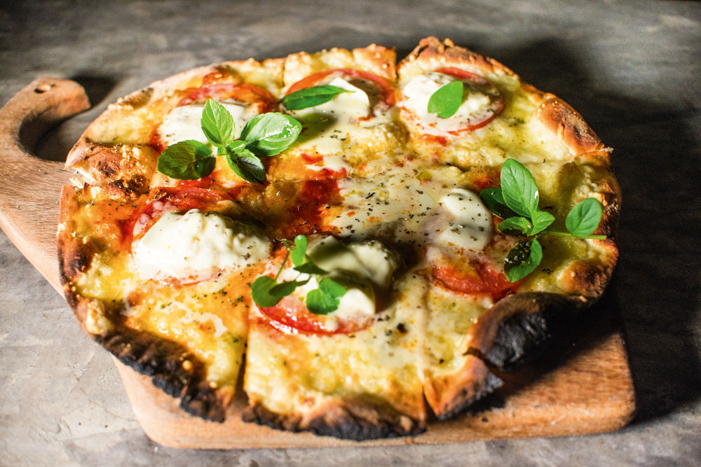 pizzete_burrata-tomate-e-manjericao_silo_creditos-rafael-paixao-jpg.jpeg